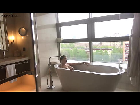 ❤️ En fantastisk babe som lidenskapelig rykker av seg fitta på badet Sludder hos oss ☑