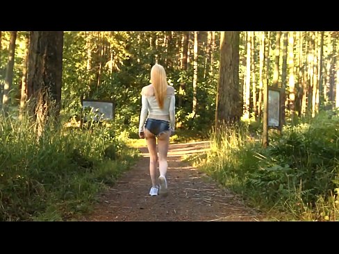 ❤️ Vakker kvinne beveger seg sakte, ikke nakenvideo Sludder hos oss ☑